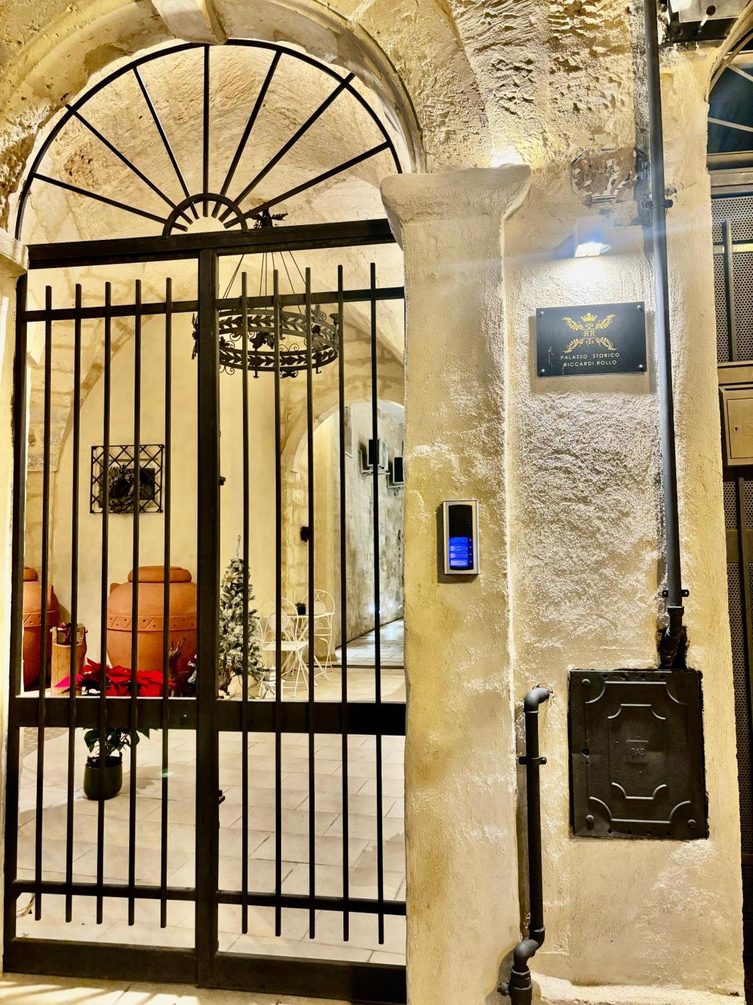 Palazzo Storico Riccardi Rollo Apartment ซาน เชซาริโอ ดิ เลชเช ภายนอก รูปภาพ
