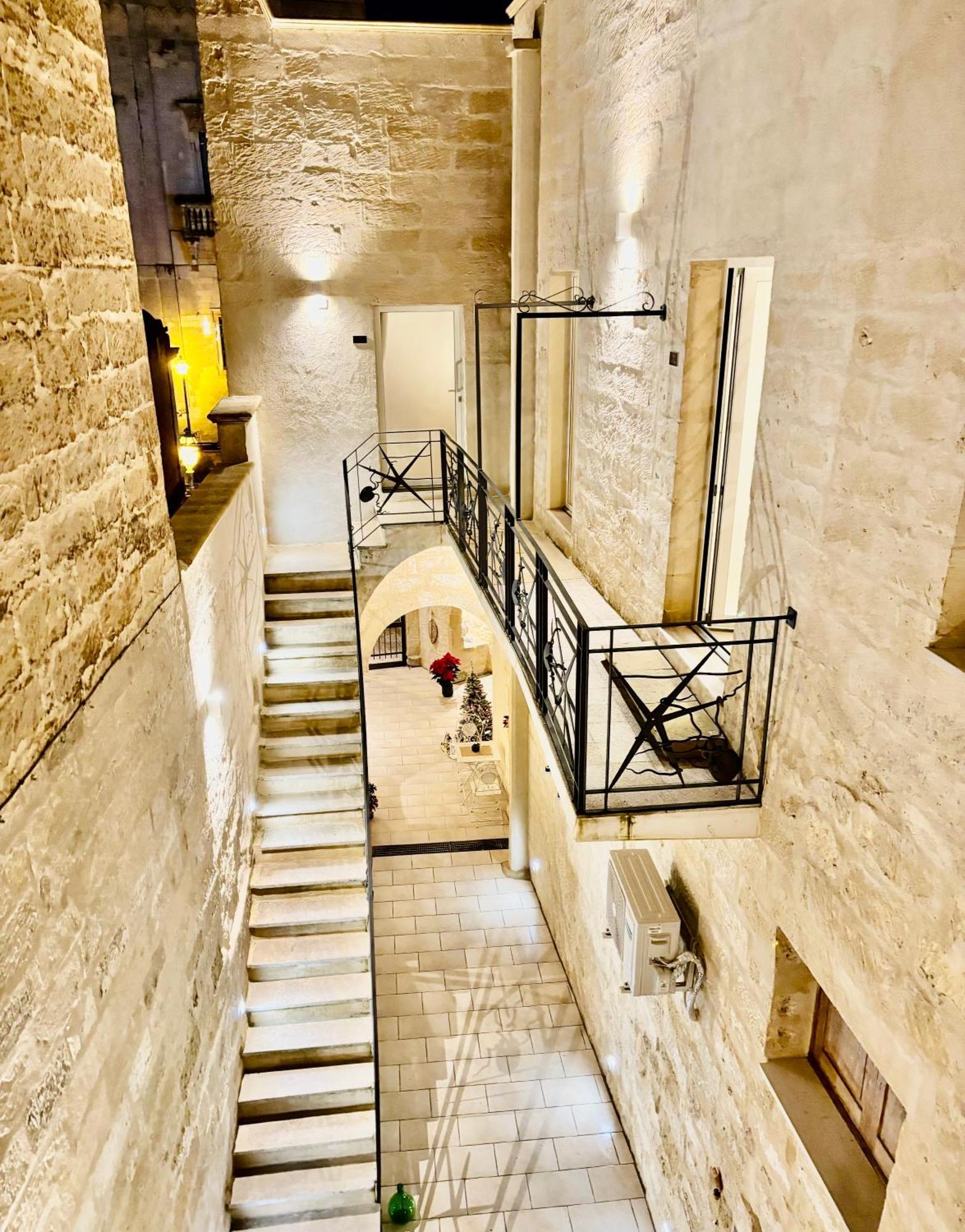 Palazzo Storico Riccardi Rollo Apartment ซาน เชซาริโอ ดิ เลชเช ภายนอก รูปภาพ
