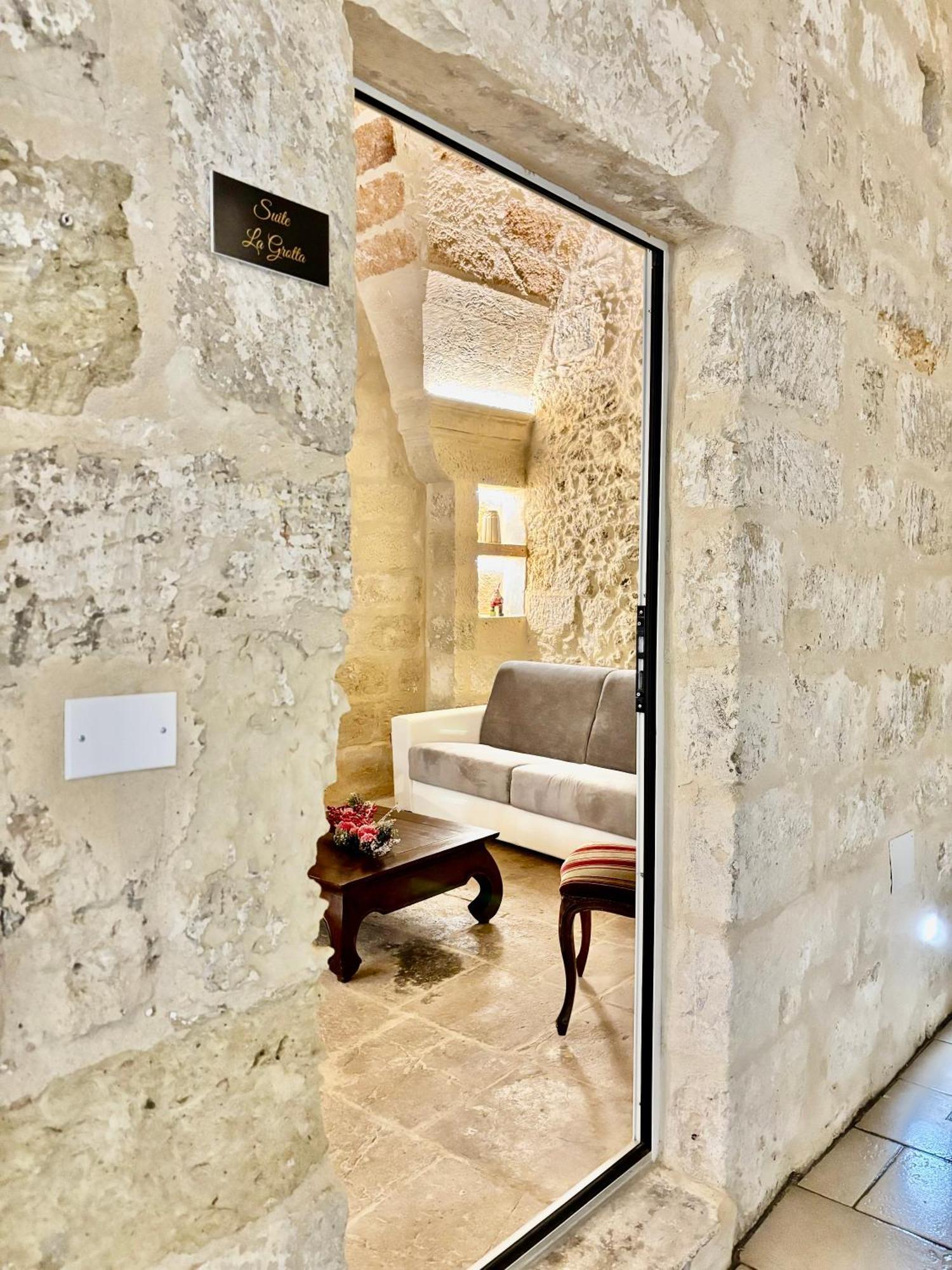 Palazzo Storico Riccardi Rollo Apartment ซาน เชซาริโอ ดิ เลชเช ภายนอก รูปภาพ