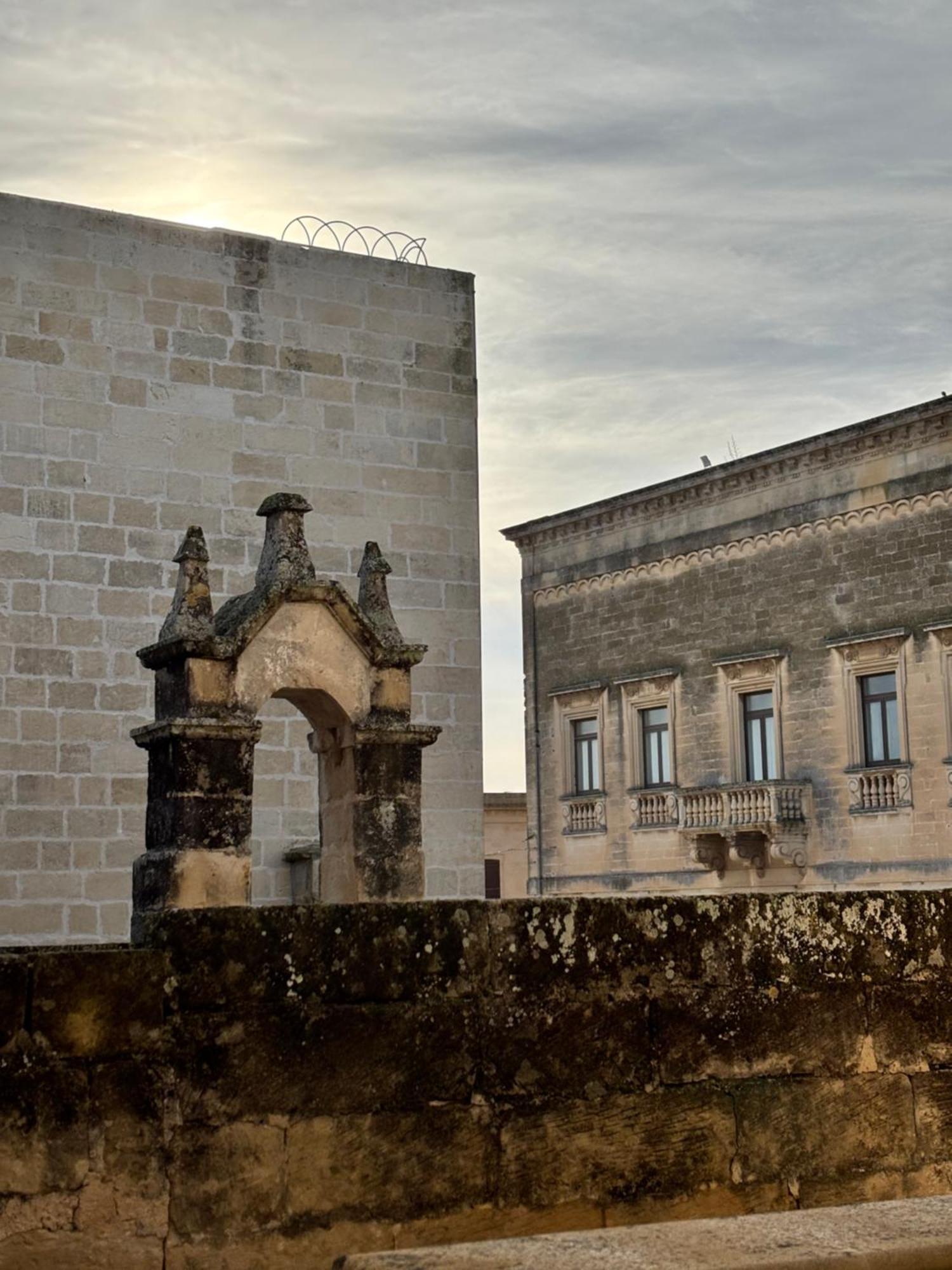 Palazzo Storico Riccardi Rollo Apartment ซาน เชซาริโอ ดิ เลชเช ภายนอก รูปภาพ