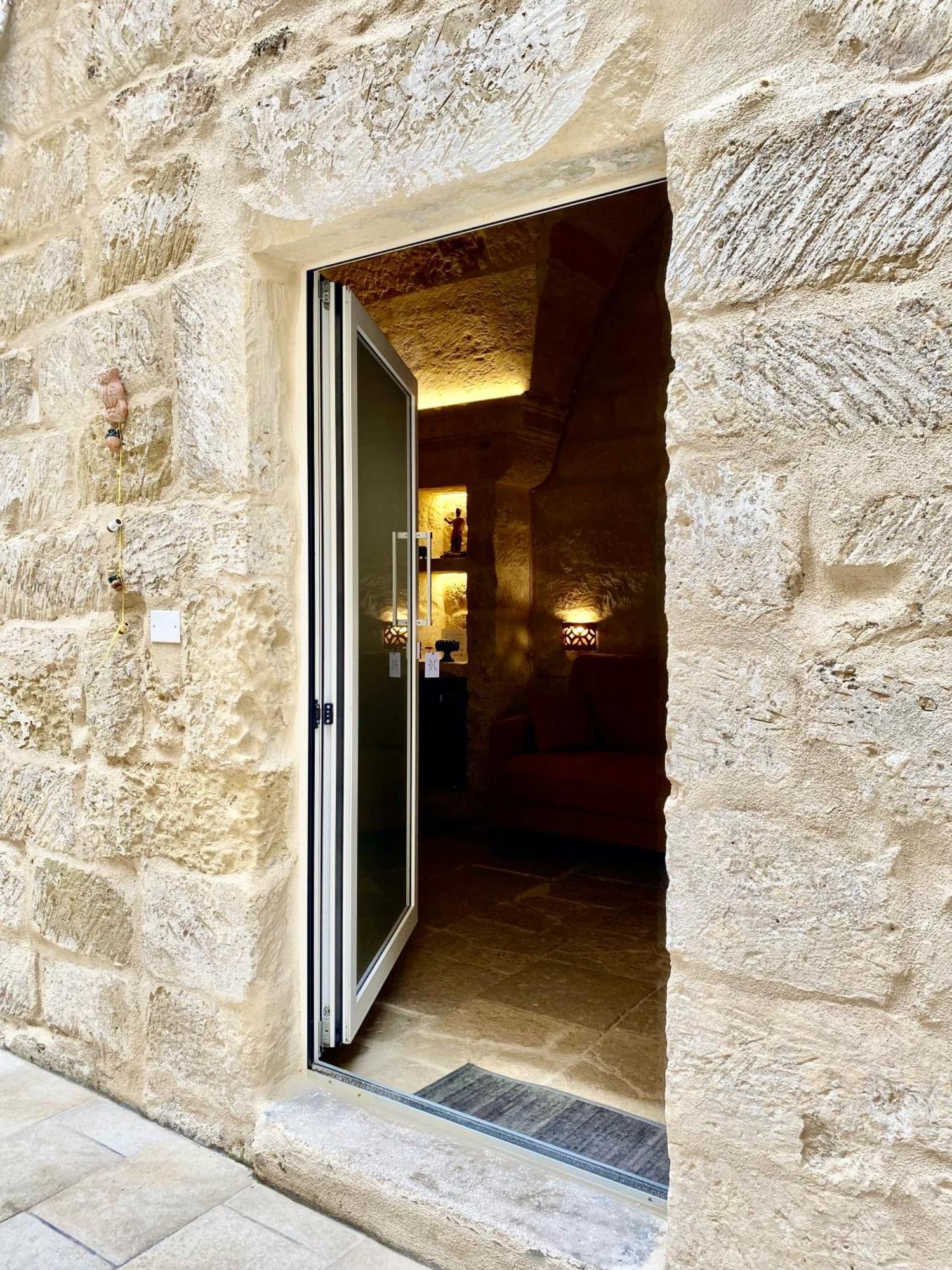 Palazzo Storico Riccardi Rollo Apartment ซาน เชซาริโอ ดิ เลชเช ภายนอก รูปภาพ