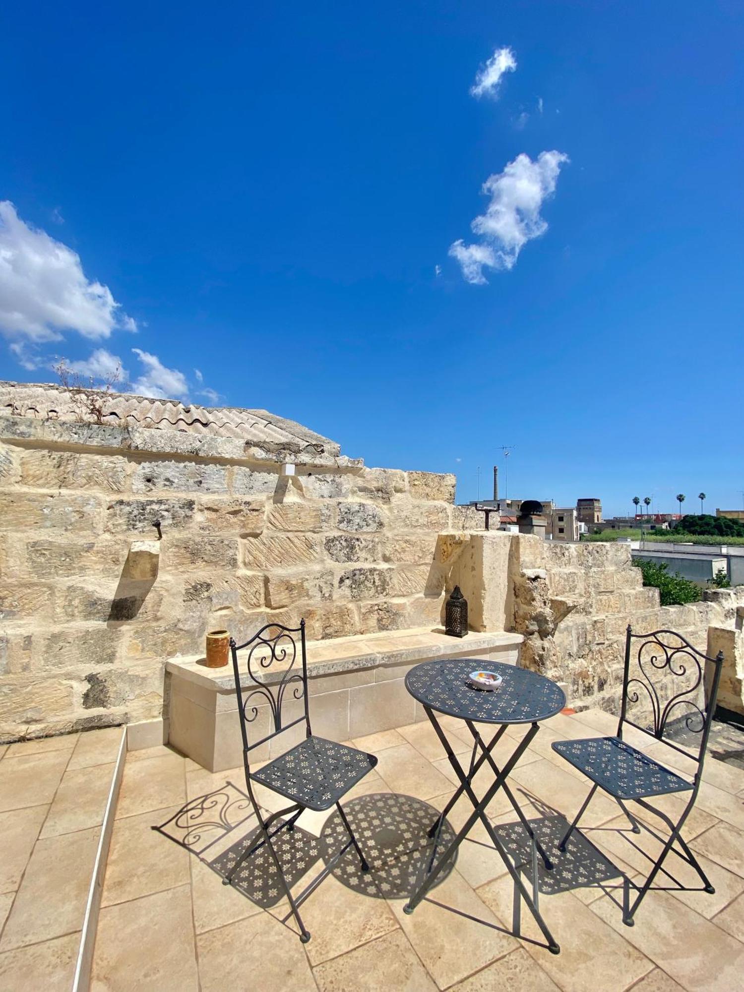 Palazzo Storico Riccardi Rollo Apartment ซาน เชซาริโอ ดิ เลชเช ภายนอก รูปภาพ