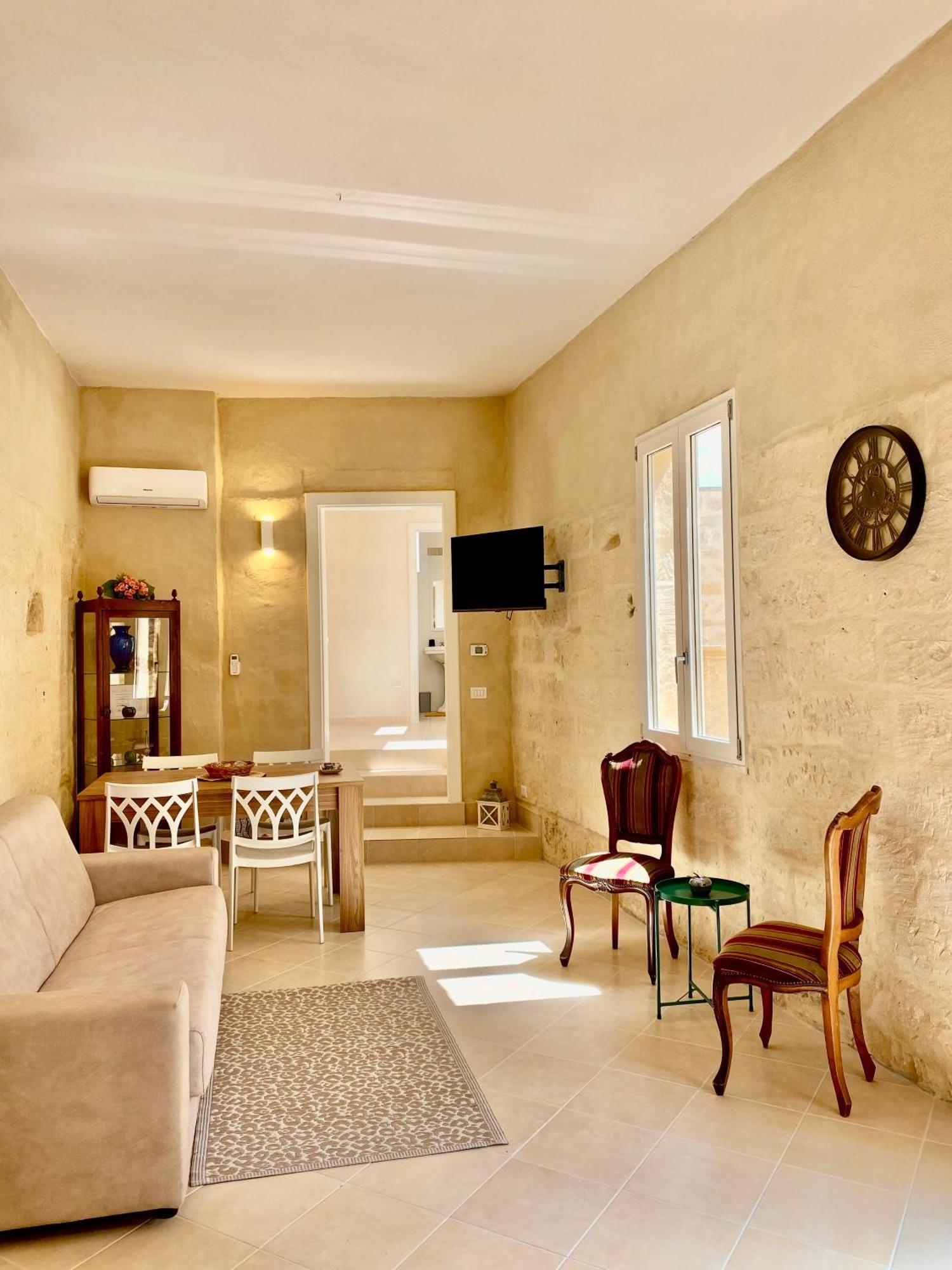 Palazzo Storico Riccardi Rollo Apartment ซาน เชซาริโอ ดิ เลชเช ภายนอก รูปภาพ