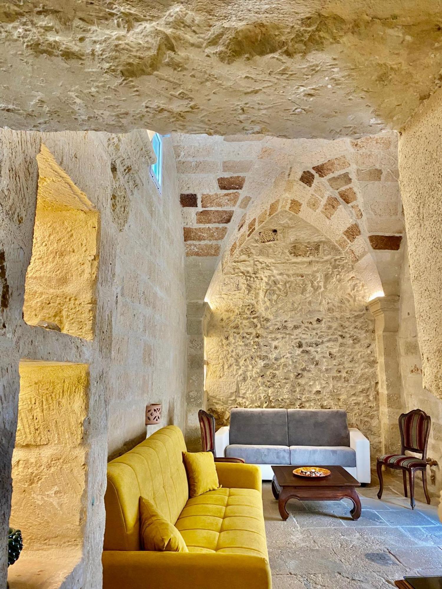 Palazzo Storico Riccardi Rollo Apartment ซาน เชซาริโอ ดิ เลชเช ภายนอก รูปภาพ