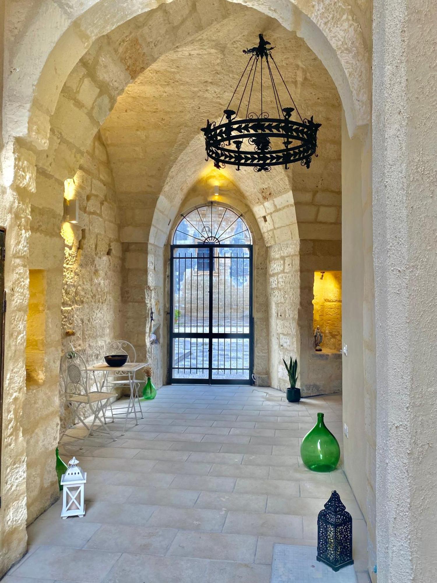Palazzo Storico Riccardi Rollo Apartment ซาน เชซาริโอ ดิ เลชเช ภายนอก รูปภาพ