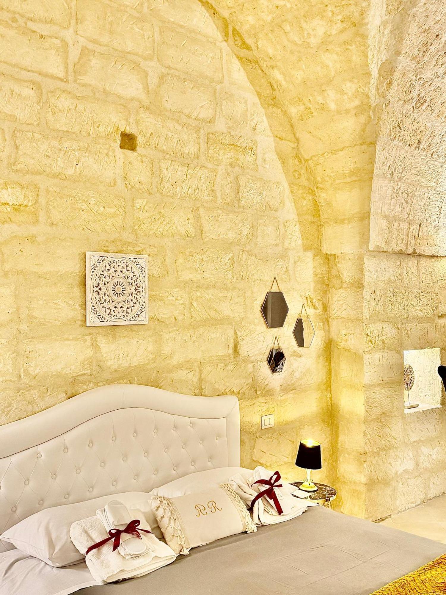 Palazzo Storico Riccardi Rollo Apartment ซาน เชซาริโอ ดิ เลชเช ภายนอก รูปภาพ