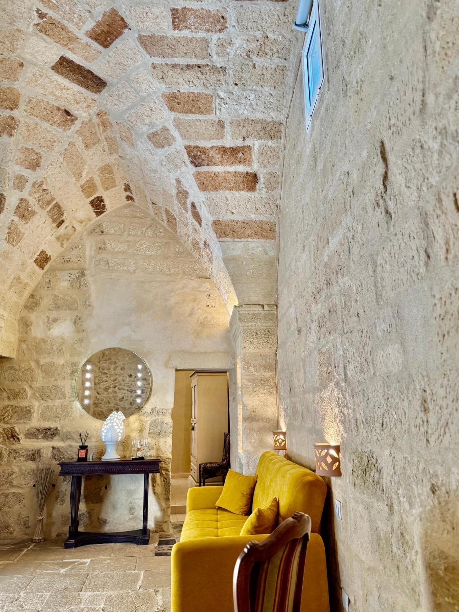 Palazzo Storico Riccardi Rollo Apartment ซาน เชซาริโอ ดิ เลชเช ภายนอก รูปภาพ