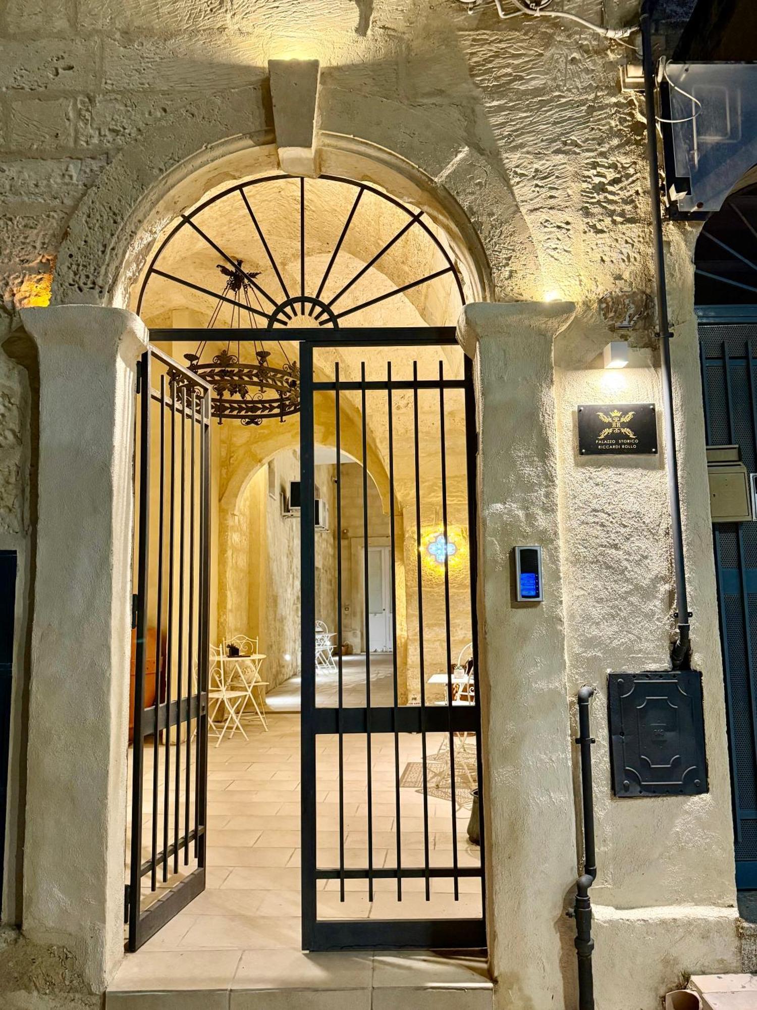 Palazzo Storico Riccardi Rollo Apartment ซาน เชซาริโอ ดิ เลชเช ภายนอก รูปภาพ