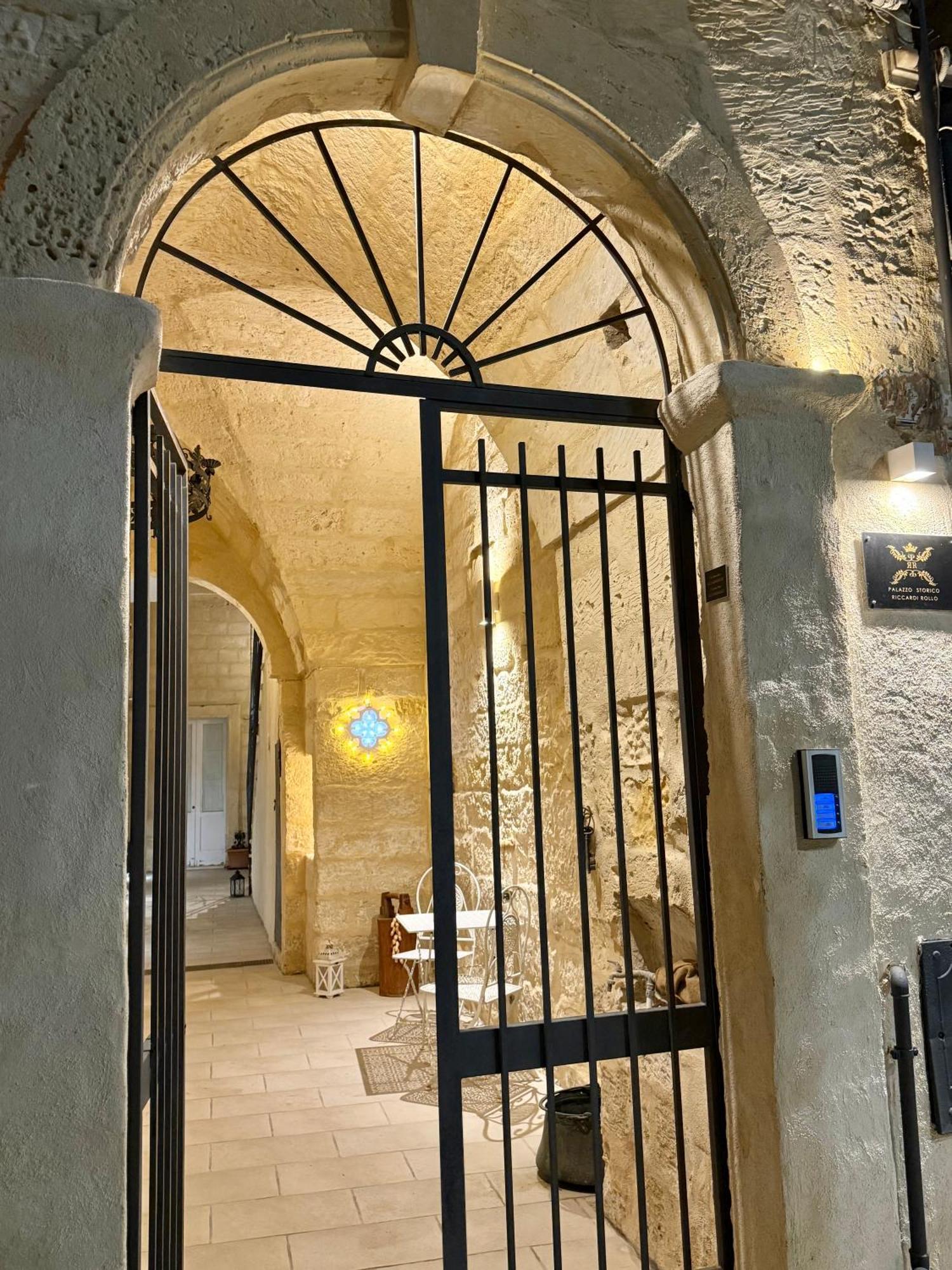 Palazzo Storico Riccardi Rollo Apartment ซาน เชซาริโอ ดิ เลชเช ภายนอก รูปภาพ