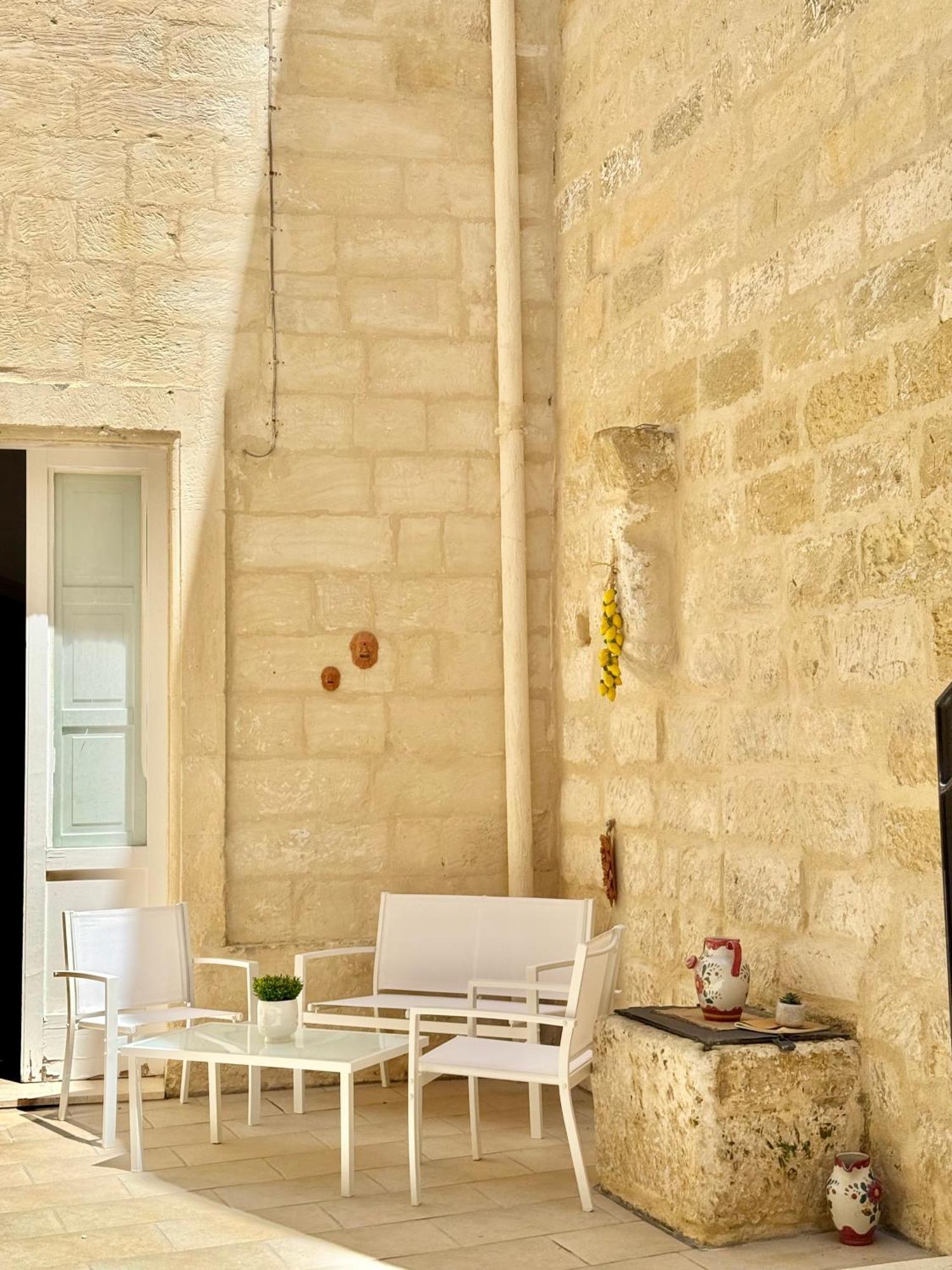 Palazzo Storico Riccardi Rollo Apartment ซาน เชซาริโอ ดิ เลชเช ภายนอก รูปภาพ